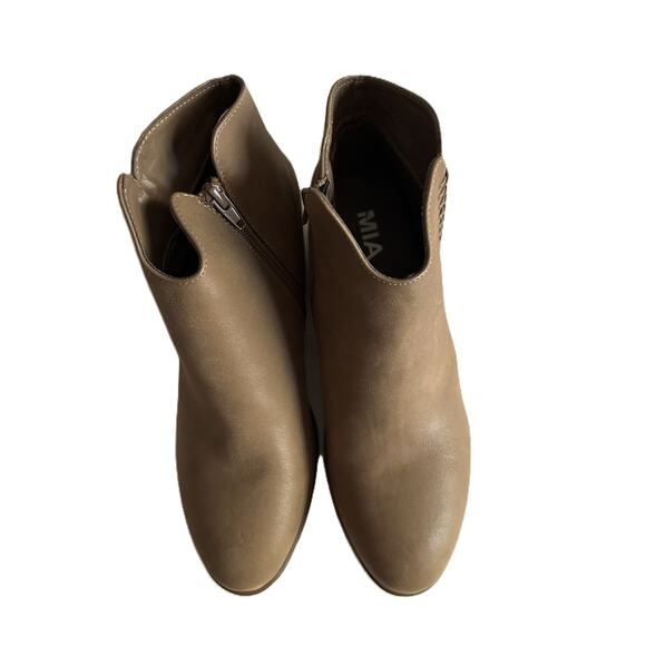 MIA NEW Jaice Side Zip Braid Detail Round Toe Ankle Bootie Taupe Size 9.5 - Picture 10 of 10